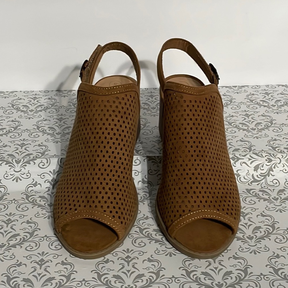 Art Class, sling back, open toe, cut out, sandals.